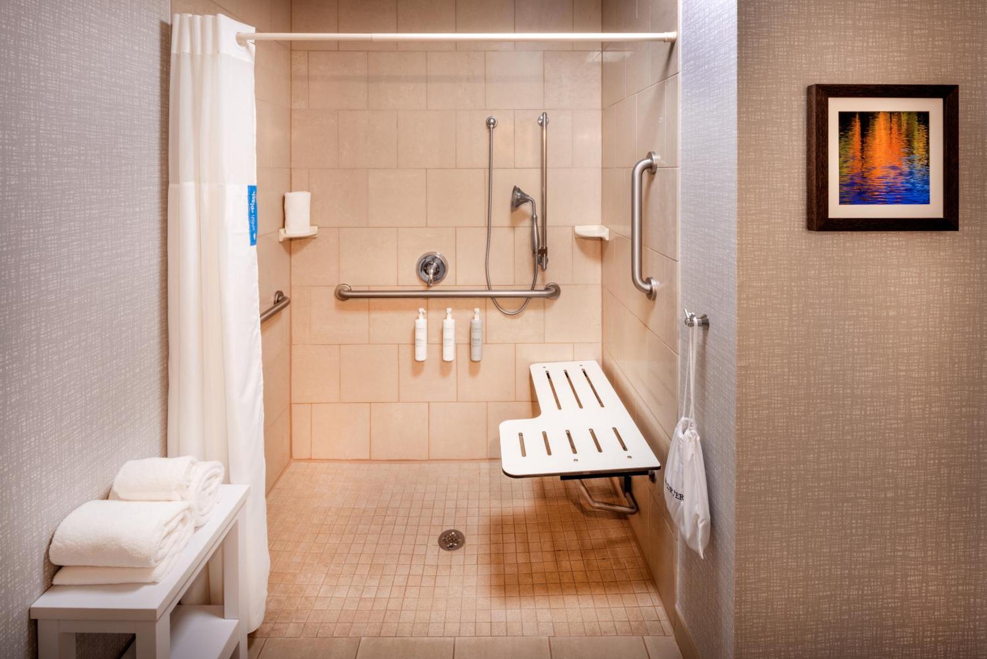 Hampton Inn Pullman Bagian luar foto