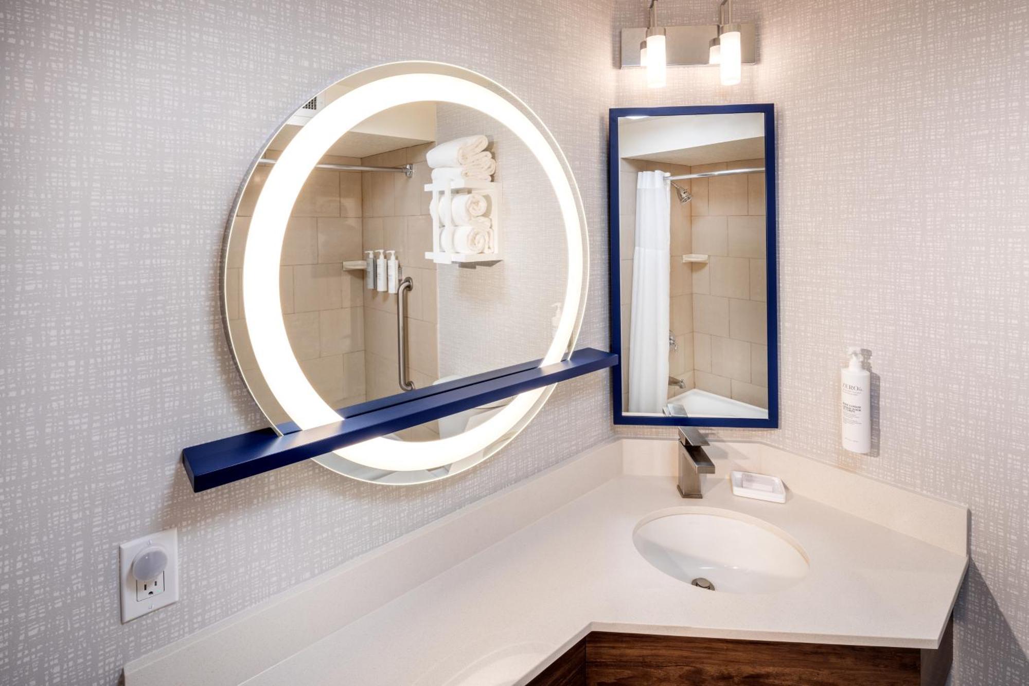 Hampton Inn Pullman Bagian luar foto