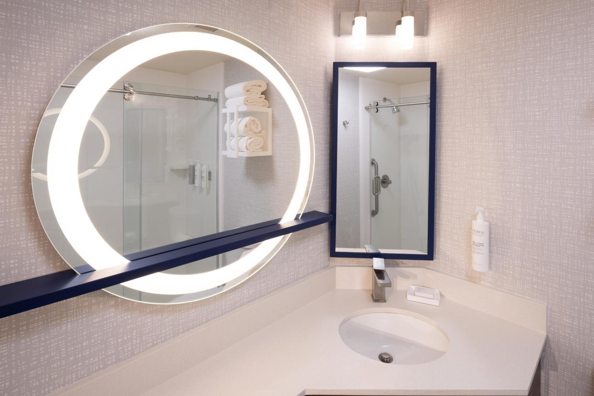 Hampton Inn Pullman Bagian luar foto