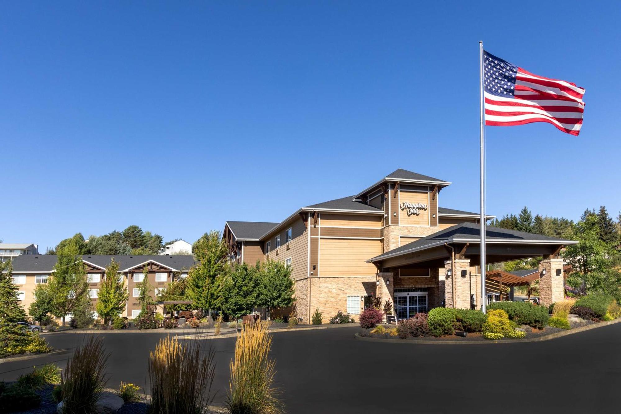 Hampton Inn Pullman Bagian luar foto