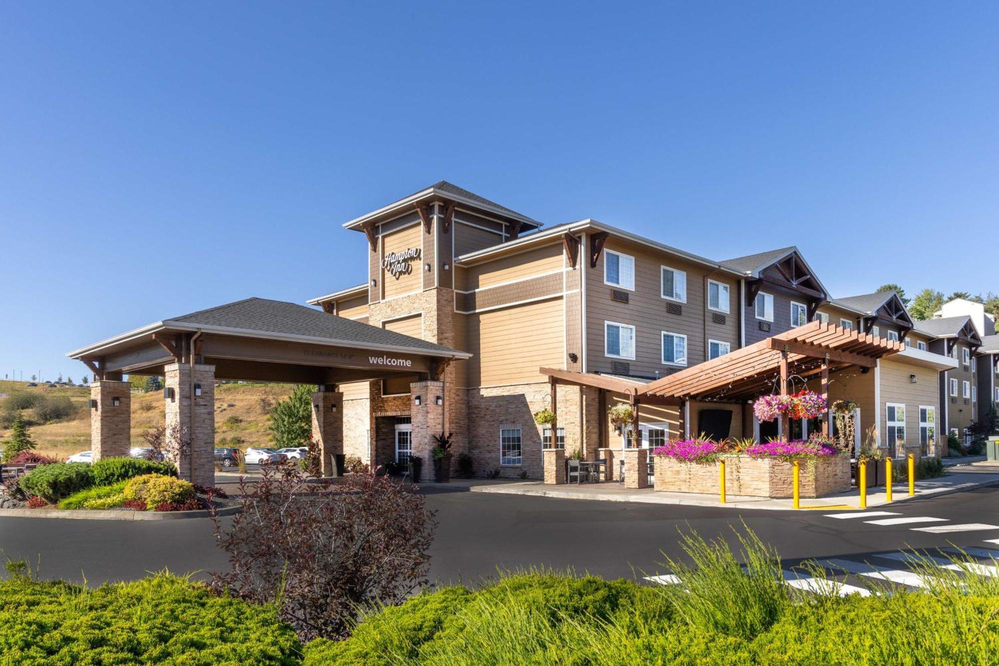 Hampton Inn Pullman Bagian luar foto