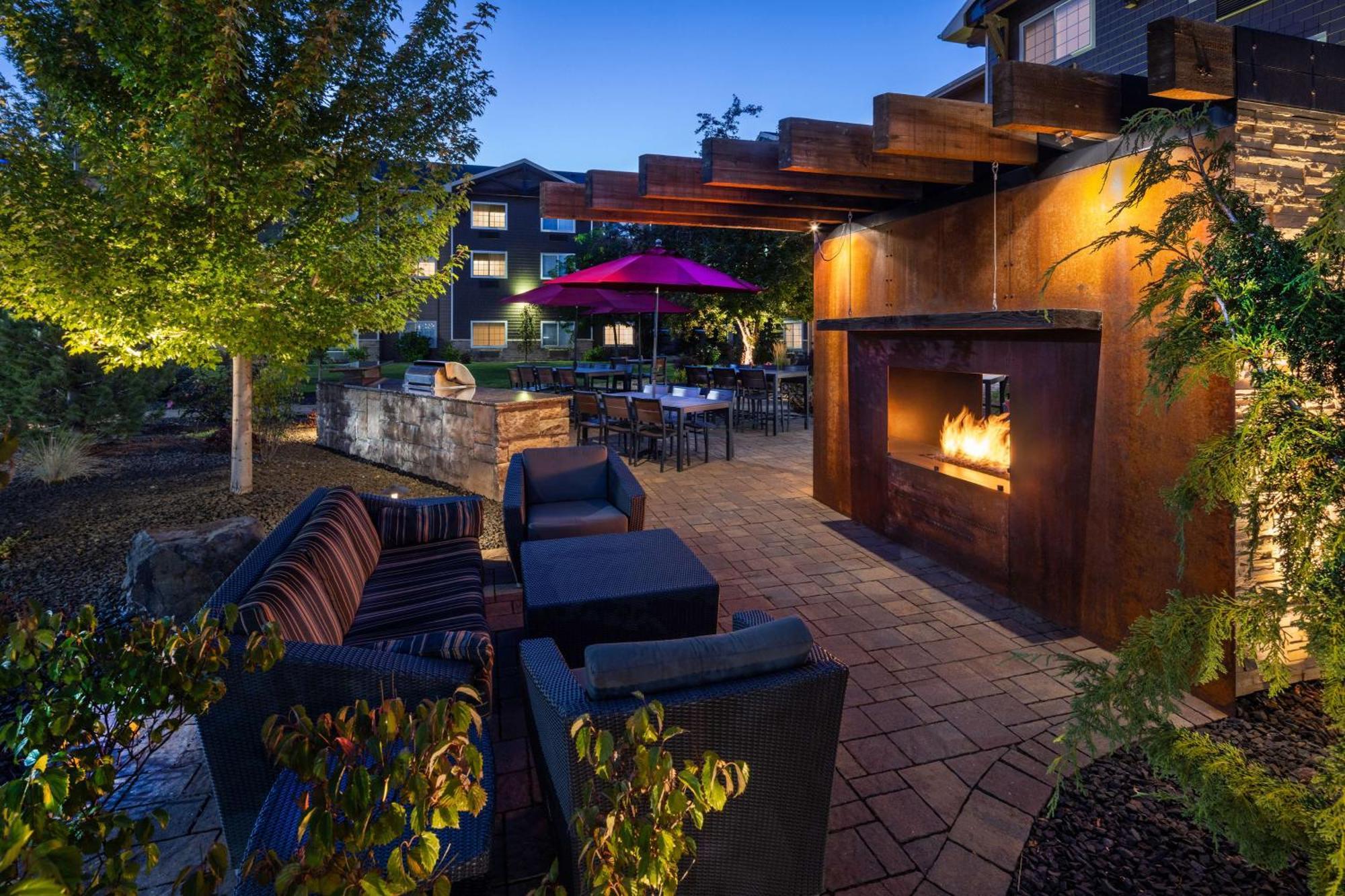 Hampton Inn Pullman Bagian luar foto